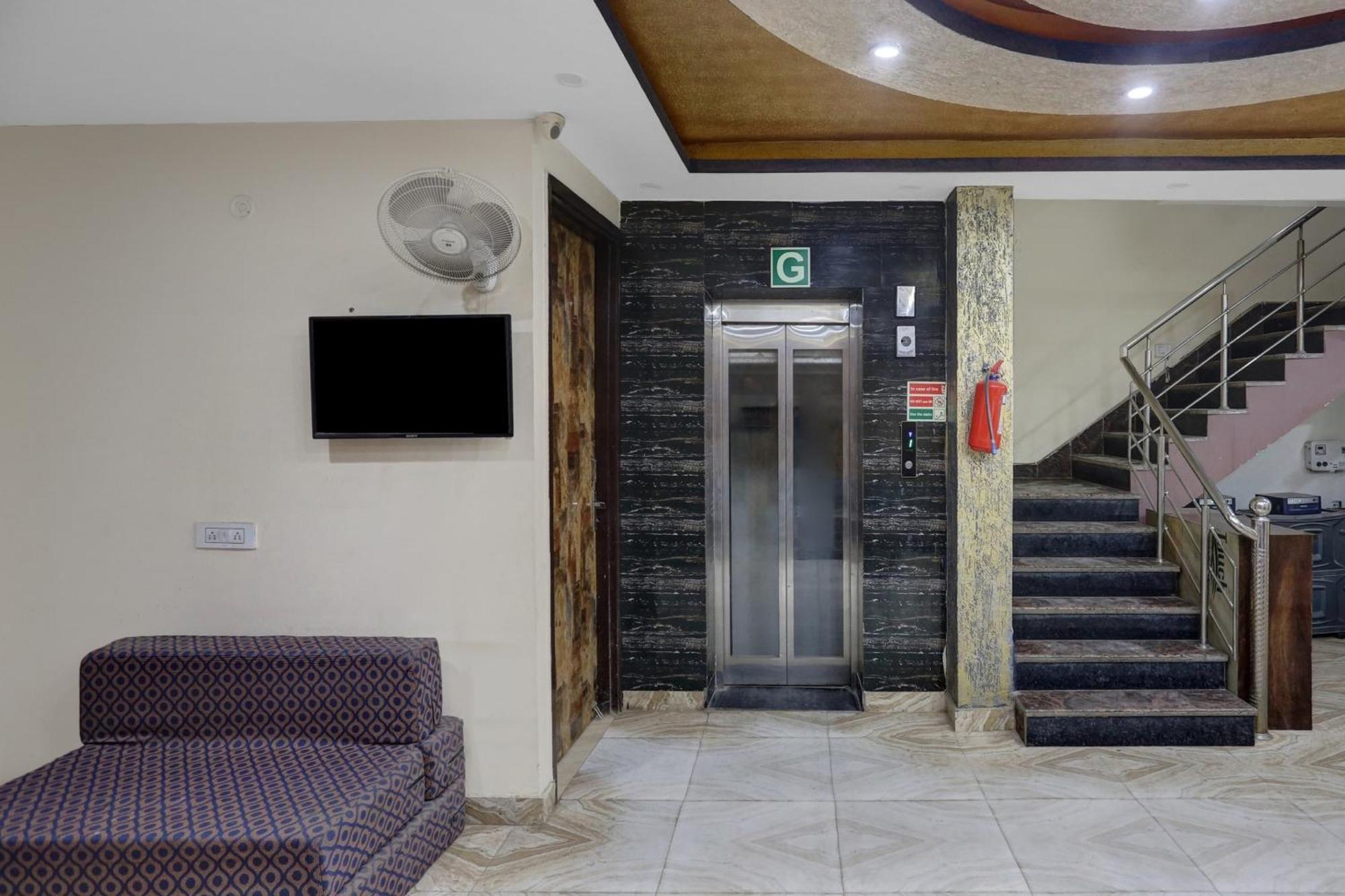 Hotel O Hotel Blue Orchid Új-Delhi Kültér fotó