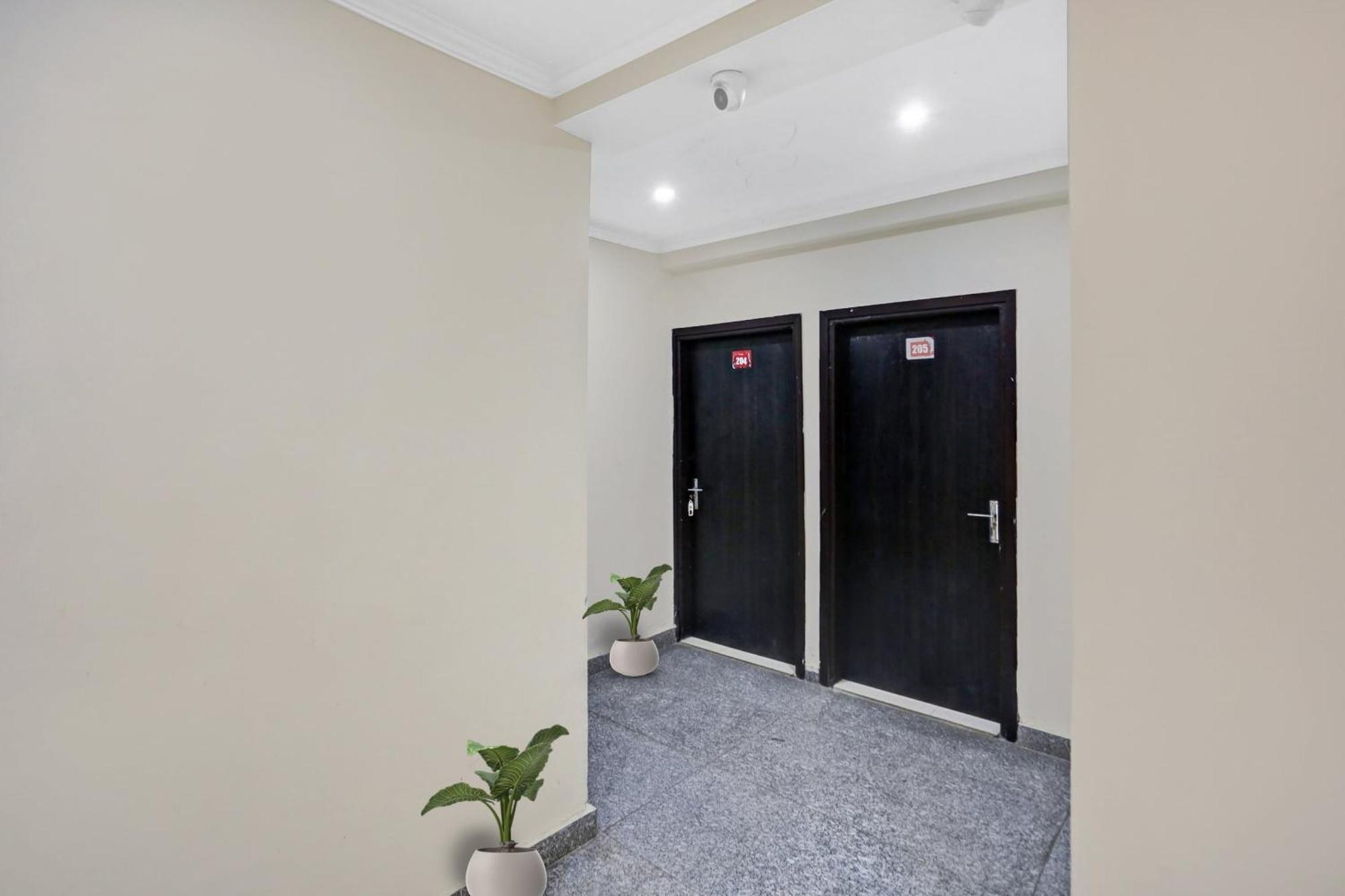 Hotel O Hotel Blue Orchid Új-Delhi Kültér fotó